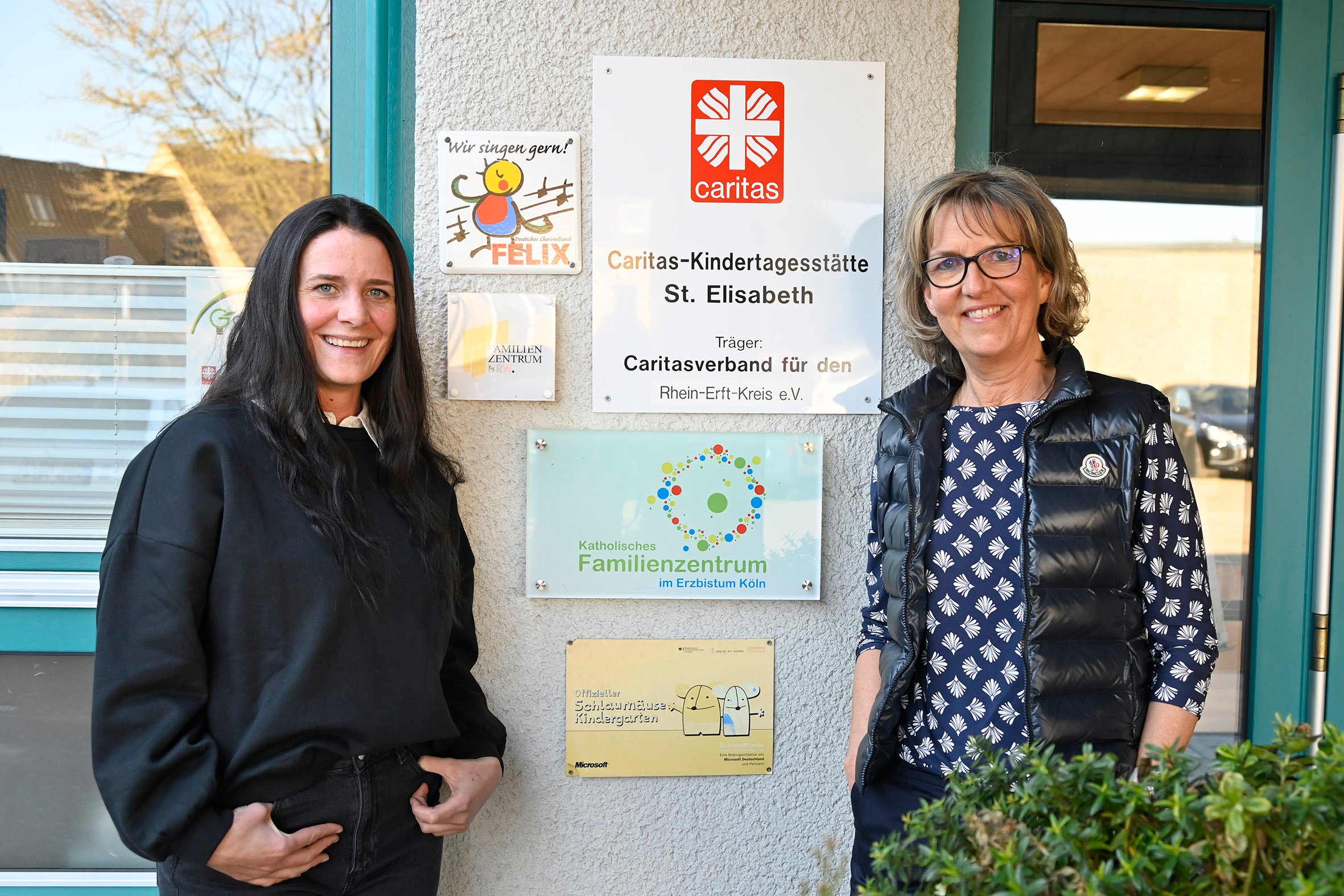 Davina Kamlage (links) war bereits als Kind in der Kita St. Elisabeth. Nun wurde Sie Ihrer früheren Erzieherin und heutigen Kitaleiterin Petra Becker (rechts) für ihre Aufgabe als Leiterin der Kita St. Barbara in Frechen vorbereitet.   Foto: Carsten Preis / Abdruck honorarfrei (c) Carsten Preis