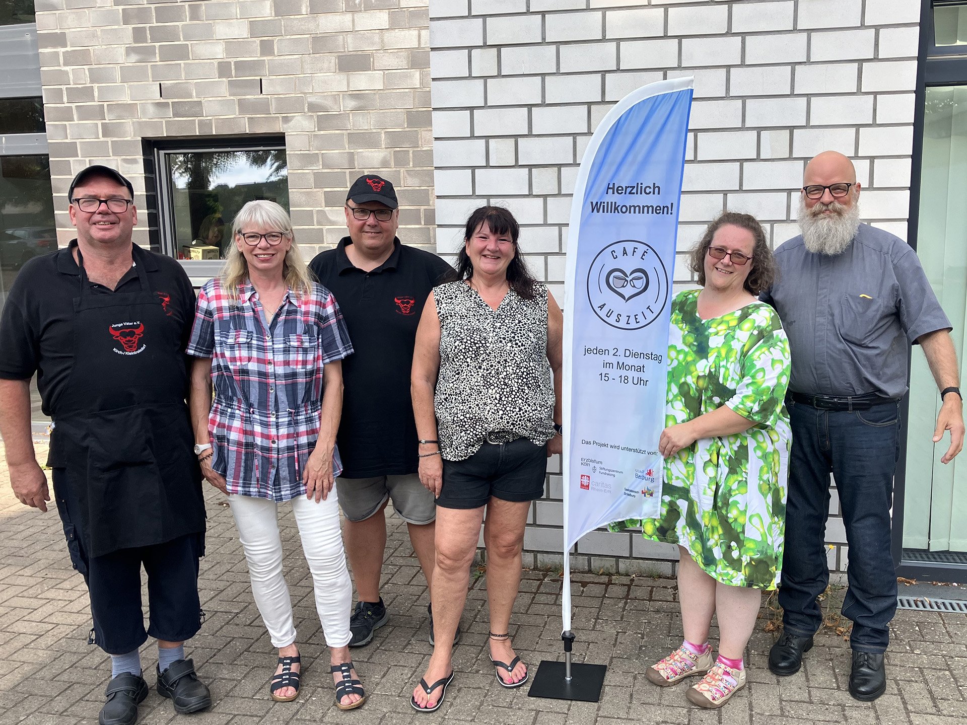 Engagieren sich im Café Auszeit in Bedburg-Kirchtroisdorf: Andrea Drossard, Nicole Scharnowski und Katrin Stelzmann (von links). Beim Sommerfest bekamen sie tatkräftige Unterstützung von Mitgliedern des Vereins „Junge Väter“ und Diakon Michael Kehren.   Foto: Caritasverband Rhein-Erft / Abdruck honorarfrei (c) Caritas Rhein-Erft