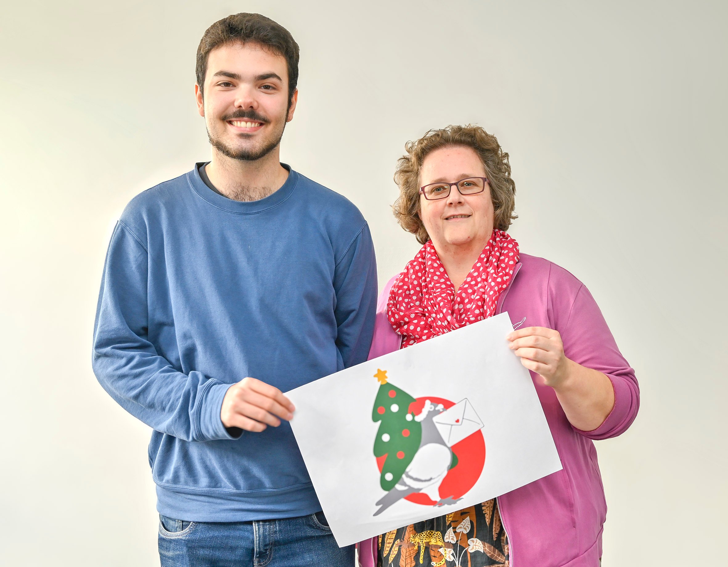 Freuen sich auf viele Zusendungen: Justus Quaglia, FSJler, und Katrin Stelzmann, Gemeindecaritas, der Caritas Rhein-Erft. (c) Carsten Preis