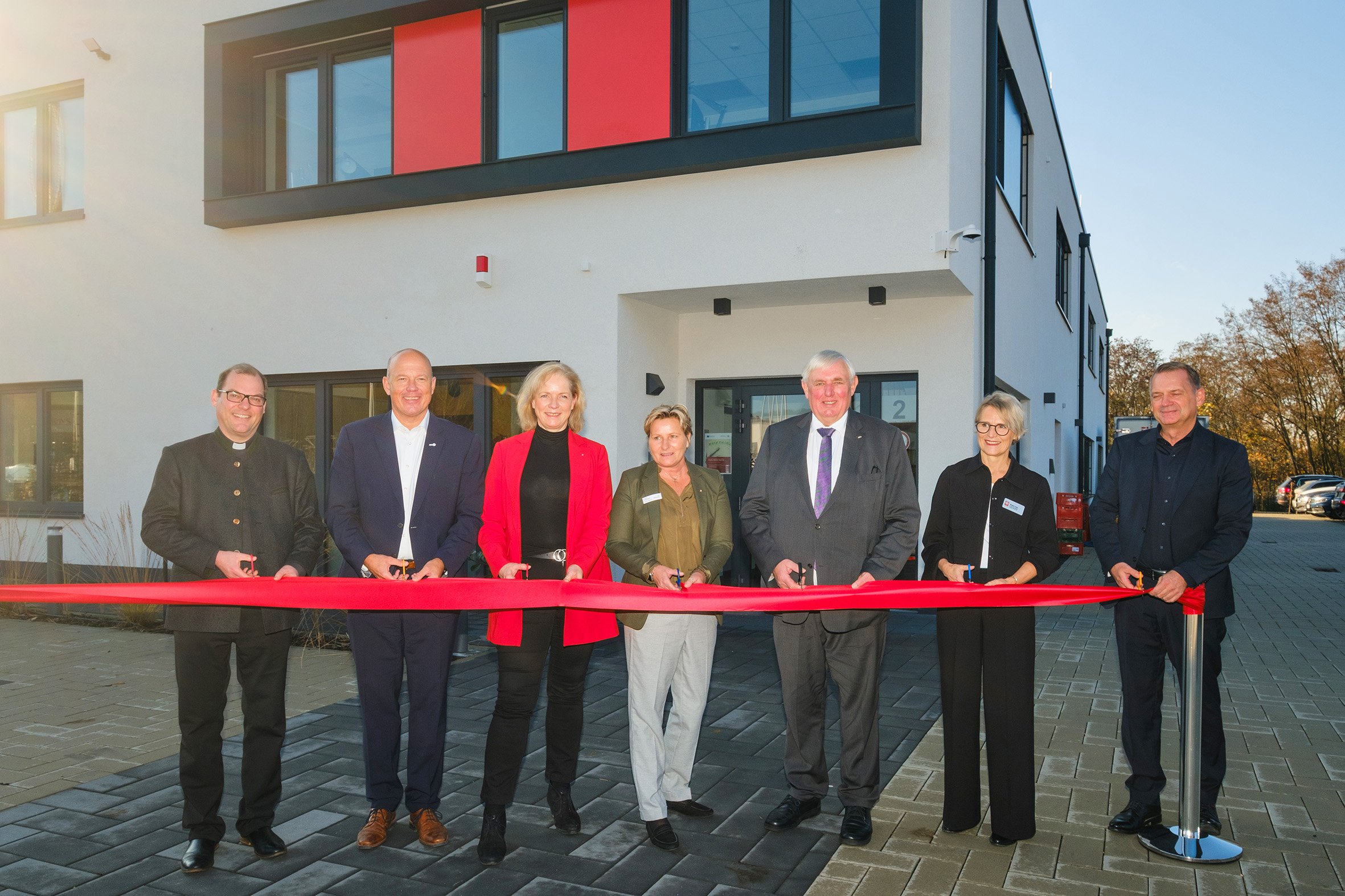 Freuen sich auf viele Zusendungen: Justus Quaglia, FSJler, und Katrin Stelzmann, Gemeindecaritas, der Caritas Rhein-Erft. (c) Ansgar Bolle