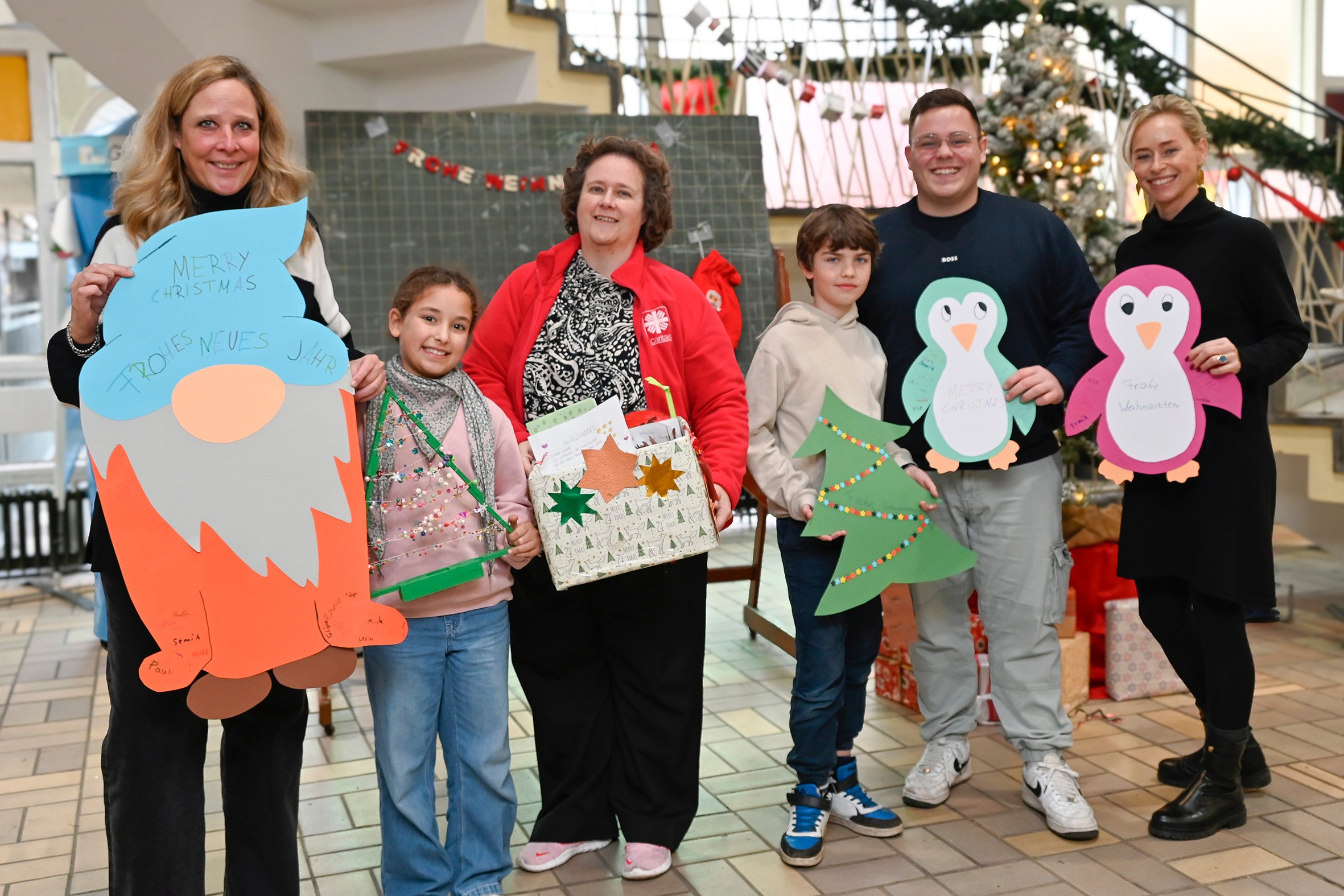 Freuen sich auf viele Zusendungen: Justus Quaglia, FSJler, und Katrin Stelzmann, Gemeindecaritas, der Caritas Rhein-Erft. (c) Carsten Preis